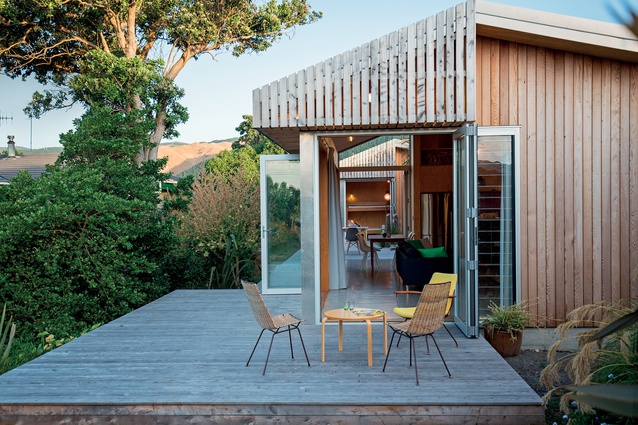 Werry House is located in Paekakariki, on the Kapiti Coast, north of Wellington, and is vertically clad in cedar.