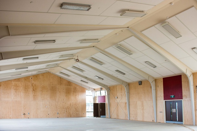 The existing 60-year-old steel portal-framed structure of a hall was reused and incorporated into the gymnasium. 
