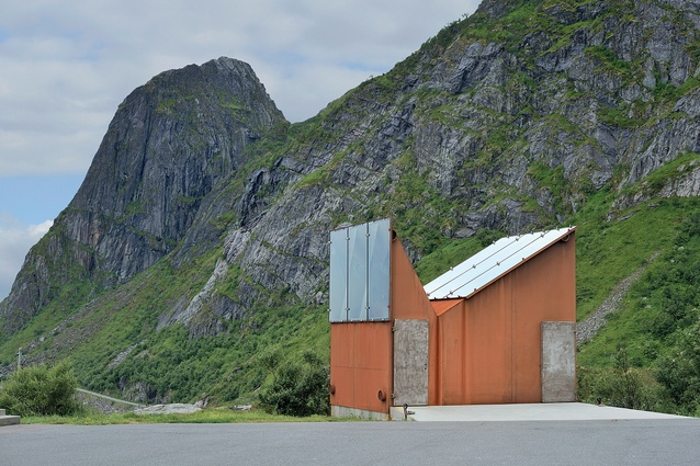 The Roadside Reststop Akkarvikodden is located north of the Arctic Circle and replaces a former rest stop that was swept away in strong winds. By architects Manthey Kula.
