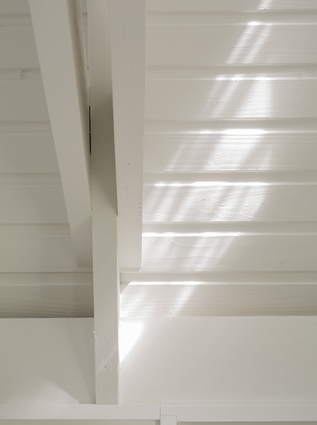 Light colours emphasise the architectural features of the room.