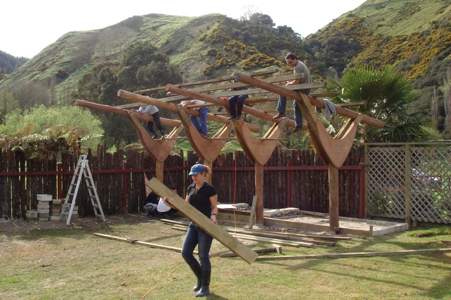 Manuhiri Visitor Shelter, Whanganaui. Built through Unitec's Te Hononga Māori Architecture programme in 2007.