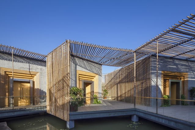 The Bamboo Courtyard Teahouse takes inspiration from traditional Yangzhou courtyards that are inward-facing, with pavilions that are fragmented into small spaces.