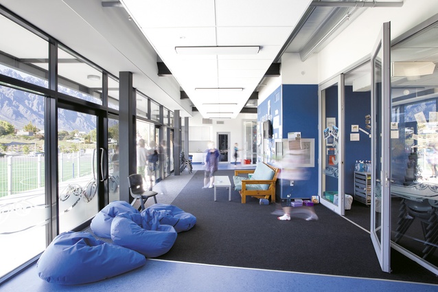 A Da Vinci space in each learning pod connects to the central playground. It acts as entry hall, break-out space, teacher's hub and art gallery.