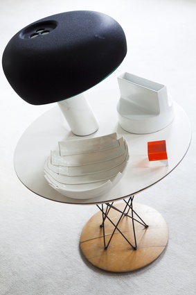 A 1956 Guéridon side table by Isamu Noguchi displays a Snoopy lamp by Achille & Pier Giacomo Castiglioni.
