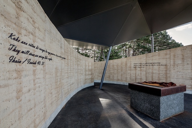The minimal interior spaces feature inscriptions on the rammed-earth walls, a model of the site and a long shelf to lean on while gazing. 
