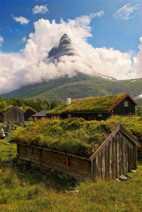 The Renndølsetra farm in the beautiful Innerdalen valley is an example of traditional Norwegian timber buildings with green roofs made of birch bark, often called sod roofs. These are draught-proof and help retain heat.