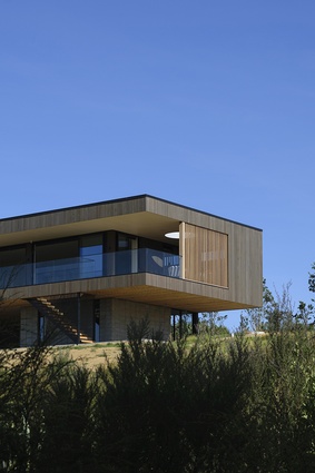 The upper storey cantilevers beyond the lower level by 4 metres each side and by 2.5 metres at the front of the home.