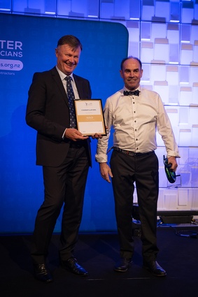 The Industry Champion Award for the night went to Buzz Barham of Buzz Electrics (right). Pictured here with sponsor Ray Dunn, Executive General Manager of Schneider Electric New Zealand.