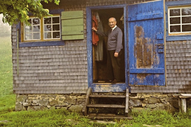 Martin Heidegger in der Hütte in Todtnauberg.