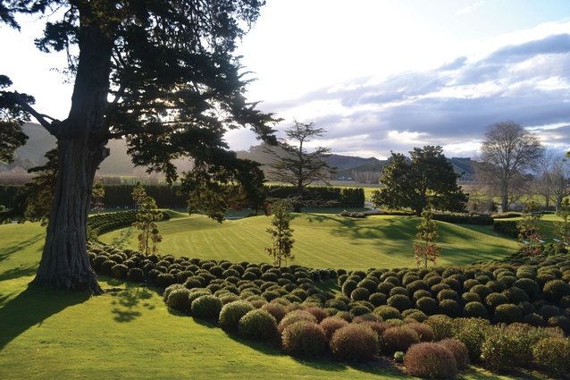 Sculpted gardens recall nearby hills and remnants of Maori defensive structures.