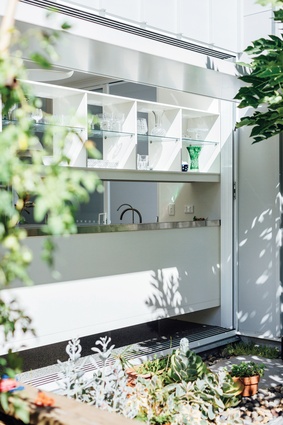 The north-facing kitchens connect to lush gardens that further embrace the benign beachside environment.