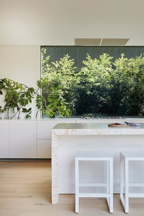 The clients’ desire to have a home connected to the outdoors has been met in full: greenery flows effortlessly inward, thanks to the addition of large windows and indoor plants.