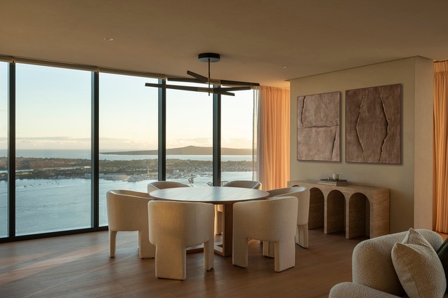 The curtain wall frames the uninterrupted
view of the Waitematā Harbour from the
54th level of the Pacifica tower.