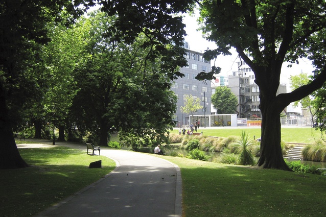 Although attractive, the green space extends for the entire length of the Avon, and so appears to lack variety and vitality and therefore reduces and inhibits the potential use of its public space.