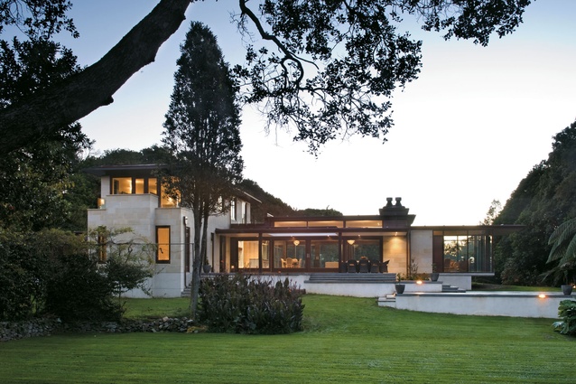 Built in 2009 on the site of a former homestead destroyed by fire, the Te Rama house references its predecessor while establishing its own persona. 