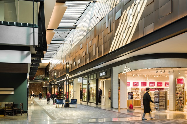 The vertical glazed atrium enlivens the metallic feature walls with nature’s changing daylight projections.