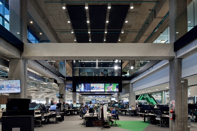 The newsroom is designed as a hub-and-spoke system. It is a physical manifestation of 
how journalism flows in and out of the editing desk.  