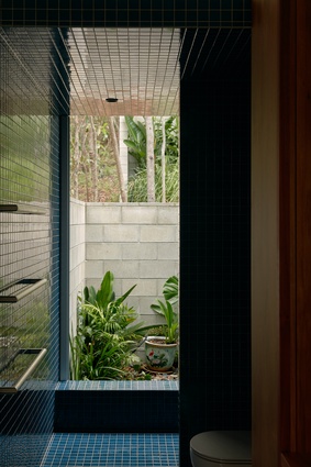The bathrooms open directly onto small gardens, with privacy provided by the site’s contours.