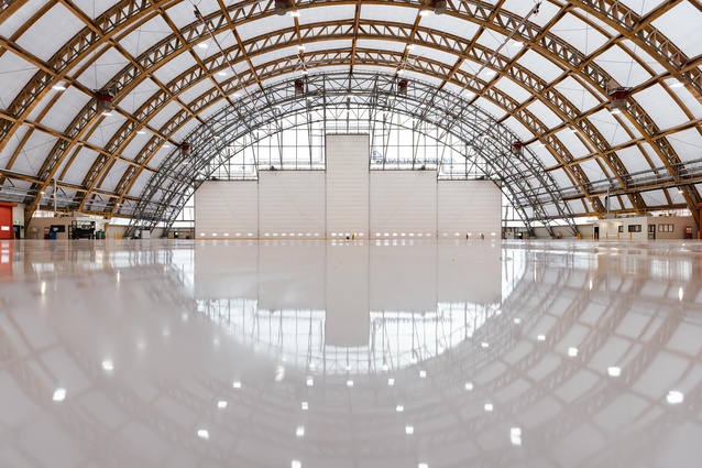 The timber frame spans nearly 100 metres, creating a clear span space optimised for aircraft maintenance and manoeuvrability.