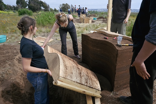Students at La Ciudad Abierta making curved rammed earth prototypes. 