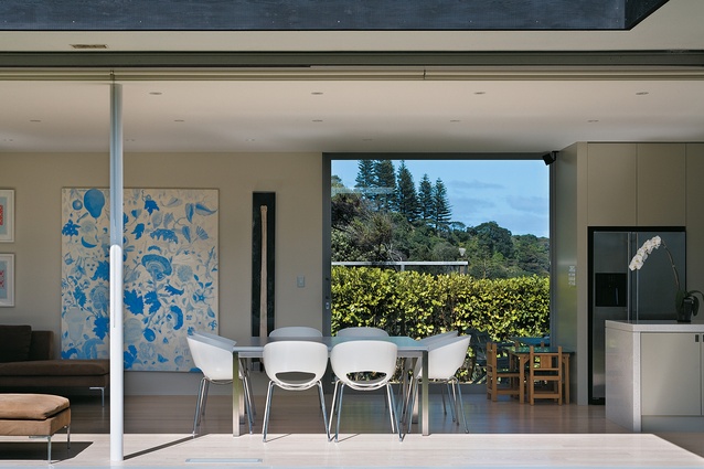The sunny interiors that spill out to the landscape outside express a casual, Kiwi approach to living.