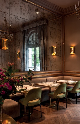 While retaining many nods to the 1920s, this restaurant uses undeniably modern shapes such as folded lamps, rounded chairs and plush banquette seating.