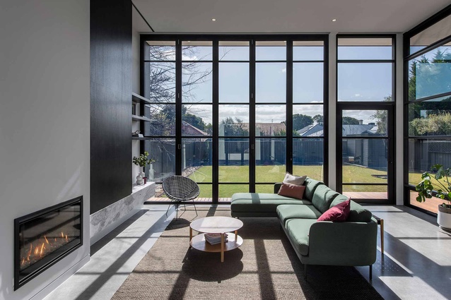 The floor-to-ceiling bi-fold windows flood the pavilion with light and are complemented by the minimalist black-finish accents which tie the room together.