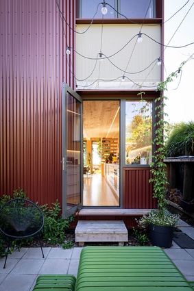 House on a Hill by Stufkens and Chambers Architects.