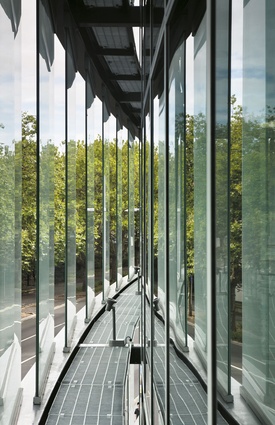 The double skin of the curved glass wall.