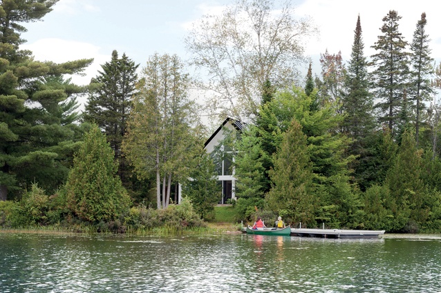 The chalet is located on an idyllic lakeside site.