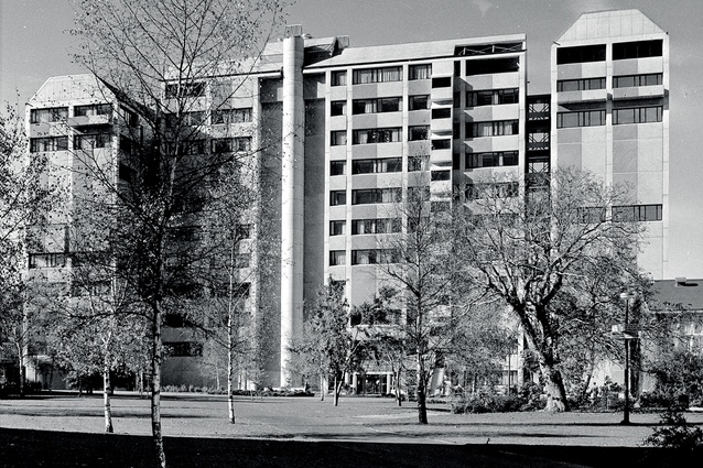 The Hocken (now Richardson) Building (1972-1980) won a national award in 1983 and is the tallest building on the Dunedin campus. 