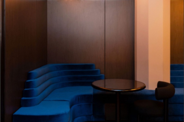 The lighting can be implemented in a range of way; here, the more neutral lighting accentuates the blue upholstery. 