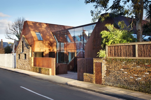 <a href="http://urbismagazine.com/articles/sum-of-its-parts/" target="_blank"><u>Kew House</u></a>, London by Piercy & Company. The twin house-shaped Corten steel wings are linked by a fully glazed pavilion.