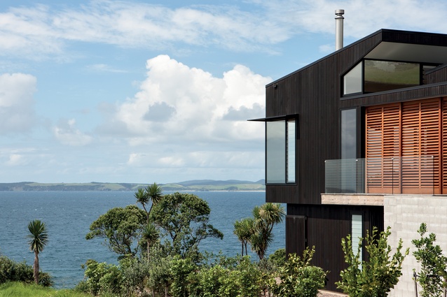 Leigh House is set on a clifftop with panoramic views of the ocean from Little Barrier Island to Coromandel. 