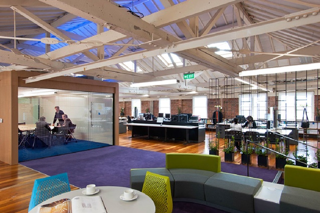 Meeting rooms are located on a central axis. They ‘float’ within the existing shell, bridging the kitchen café space from the open-plan studio.