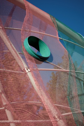 The painted steel mesh ‘skin’ is made up of 30 6–11m-long pieces.