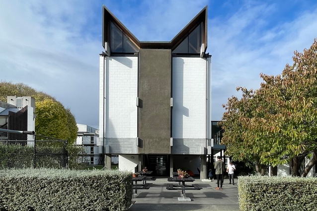 College House’s Chapel of the Upper Room (Warren and Mahoney, 1964–1967; restoration and alterations by Wilkie + Bruce, 2022).
