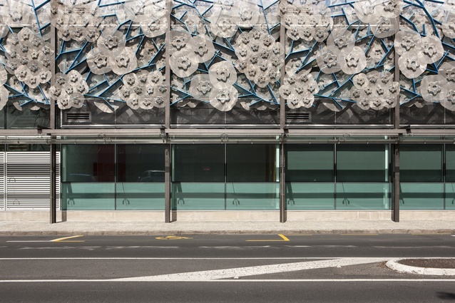 The exterior façade features sunscreens designed by the sculptor Chiara Corbelletto. 