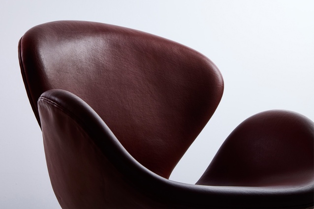 Lot 22, an Arne Jacobsen 'Model 3320 –
The Swan' Chair by Fritz Hansen (est. $3,200–$4,200).
