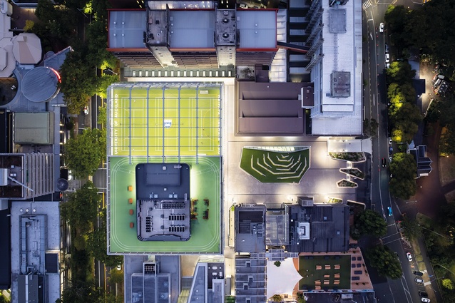 The rooftop leisure and fitness area affords a 360-degree circumnavigable panorama of the campus-to-city connect.
