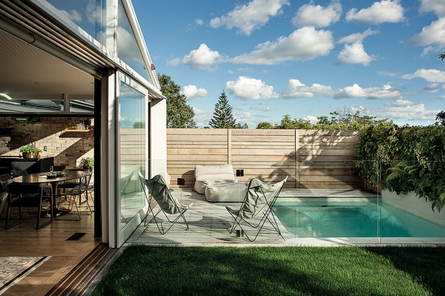 <a href="http://urbismagazine.com/articles/the-new-curiosity-shoppe/" target="_blank"><u>Ponsonby House</u></a>. Glass walls at the back of the house open up onto a pocket lawn and small pool.