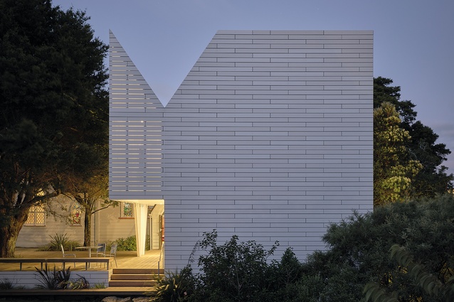 The main gathering space was configured as an outdoor rather than an indoor area, reducing the construction required.