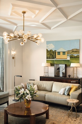 The formal lounge features a Giorgetti sofa from <a 
href="https://ecc.co.nz/"style="color:#3386FF"target="_blank"><u>ECC</u></a>, a chandelier by <a 
href="https://www.restorationhardware.com/"style="color:#3386FF"target="_blank"><u>Restoration Hardware</u></a> and a painting  – called <em>White’s Place</em> – by Robin White.
