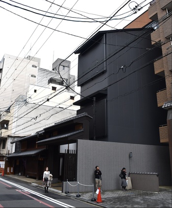 Modern redevelopment behind machiya frontage
