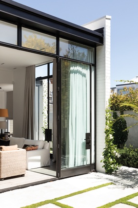The new addition to the house features bespoke steel-framed windows and doors from <a 
href="http://www.crittall.co.nz/"style="color:#3386FF"target="_blank"><u>Crittall</u></a> throughout, which are suitable for both heritage and modern designs.
