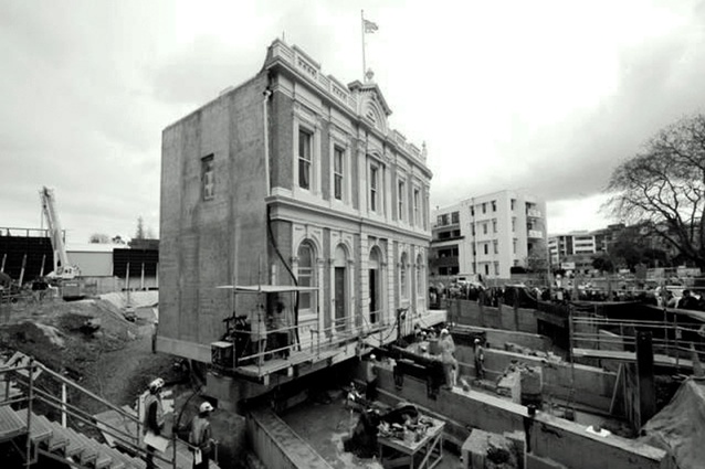 Moving the Birdcage Tavern (former Rob Roy Hotel) in 2010, Auckland.