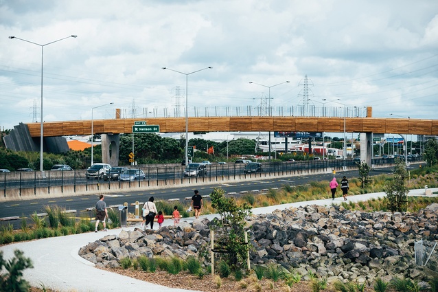 The Taumanu Reserve project had three simple objectives:  recreate the harbour edge, re-establish the mana of the coast by creating new places for people and new habitats for flora and fauna, and reconnect Ōnehunga with the sea by spanning the wide expanse of the motorway.