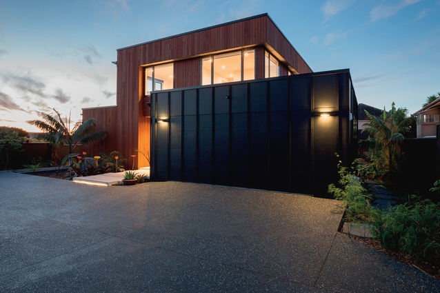 Western red cedar contrasts with the black Hardiflex panels, bringing a natural warmth to the scheme. 