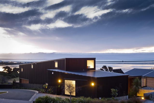 The Havenview house presents a closed-off face to the streetscape, opening up to the north and the sea views beyond. 