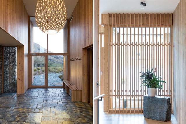 The foyer serves as a path leading to the Aro Hā room. It offers a connection to the surrounding nature, the textures and overall materiality of the retreat. 